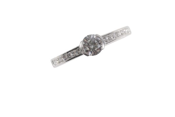 A PLATINUM DIAMOND RING