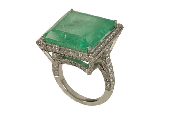 AN EMERALD AND DIAMOND DRESS RING