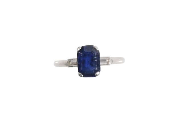 AN ART DECO SAPPHIRE AND DIAMOND RING