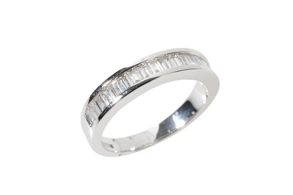 AN 18 CARAT GOLD DIAMOND HALF ETERNITY RING