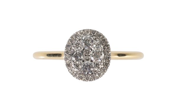 AN 18 CARAT GOLD DIAMOND CLUSTER RING