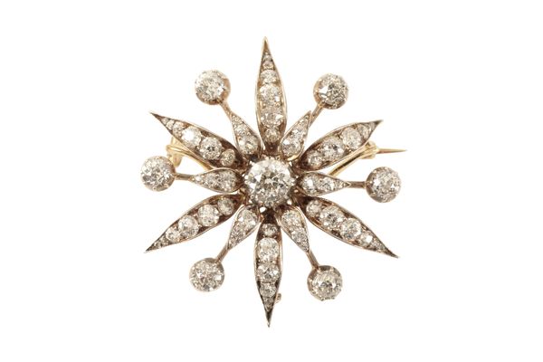 A DIAMOND CLUSTER BROOCH/PENDANT