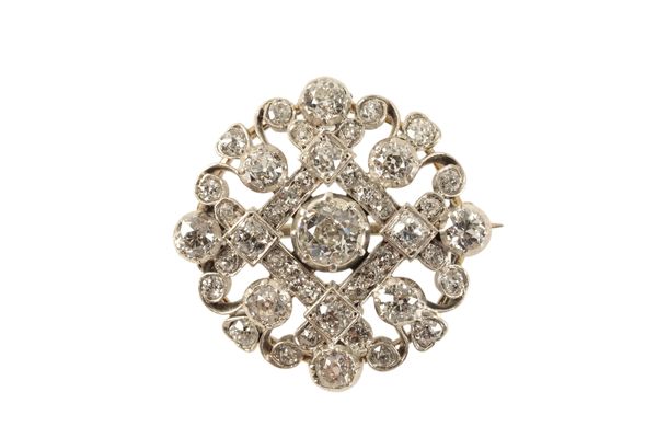 A DIAMOND CLUSTER BROOCH