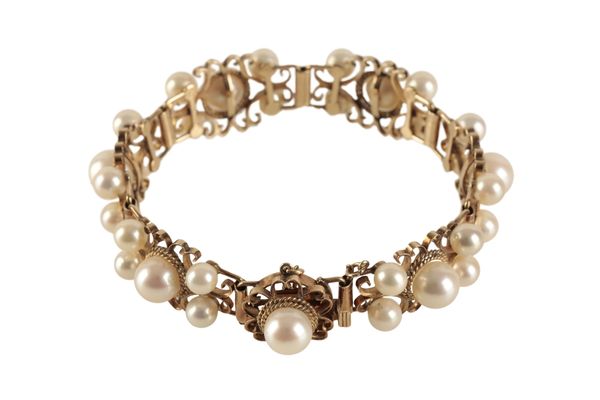 A CULTURED PEARL BRACELET