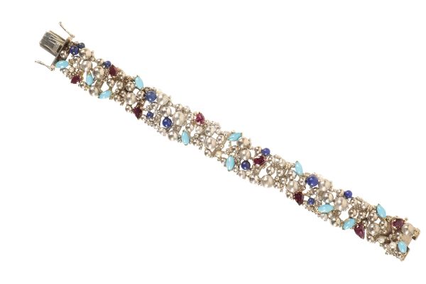 A 1970s 18 CARAT GOLD MULTI GEM SET BRACELET