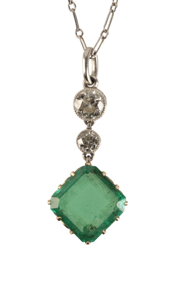 AN EARLY 20TH CENTURY EMERALD AND DIAMOND PENDANT