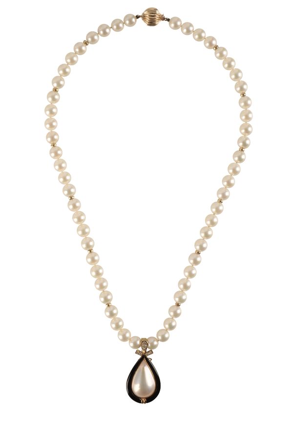 A CULTURED PEARL NECKLACE, WITH A DETACHABLE MABE PEARL, ONYX AND DIAMOND PENDANT