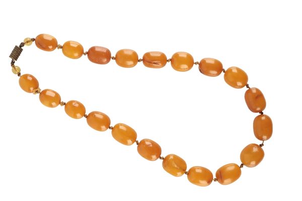 A BUTTERSCOTCH AMBER BEAD NECKLACE