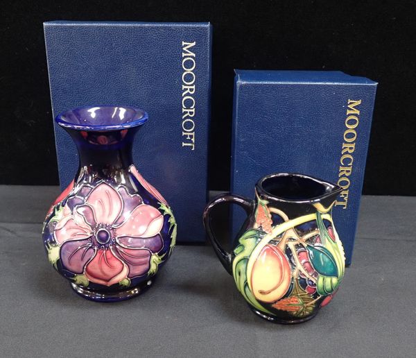 MOORCROFT: A QUEEN'S CHOICE PATTERN JUG