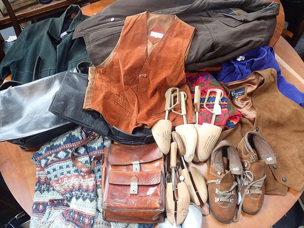 A VINTAGE BROWN LEATHER SATCHEL BAG