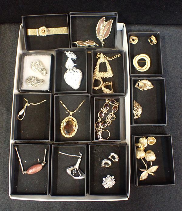 A COLLECTION OF VINTAGE SARAH COVENTRY COSTUME JEWELLERY