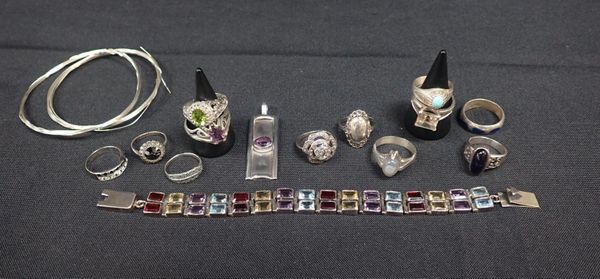 A COLLECTION OF 925 SILVER JEWELLERY