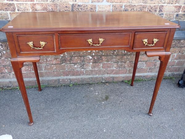 AN EDWARDIAN MAHOGANY DRESSING TABLE
