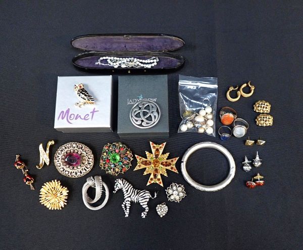 A COLLECTION OF COSTUME JEWELLERY