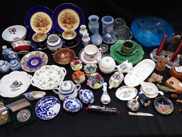 A QUANTITY OF DECORATIVE CERAMICS, GLASS