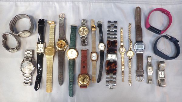 A QUANTITY OF WATCHES