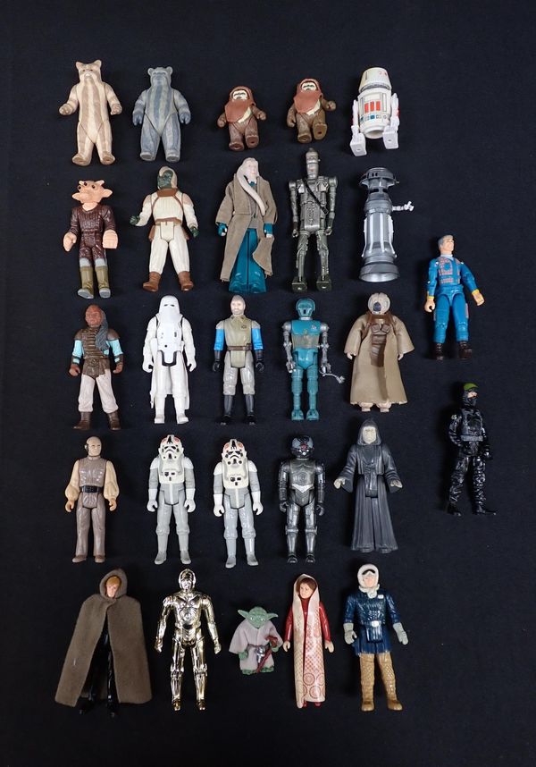 A COLLECTION OF STAR WARS FIGURES