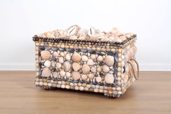 A LARGE SHELLCRAFT BOX