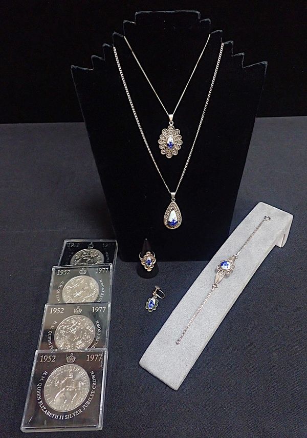 A SMALL COLLECTION OF WHITE METAL 'FILIGREE' JEWELLERY
