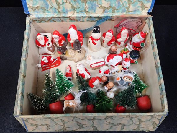 A SMALL COLLECTION OF VINTAGE CHRISTMAS CAKE DECORATIONS