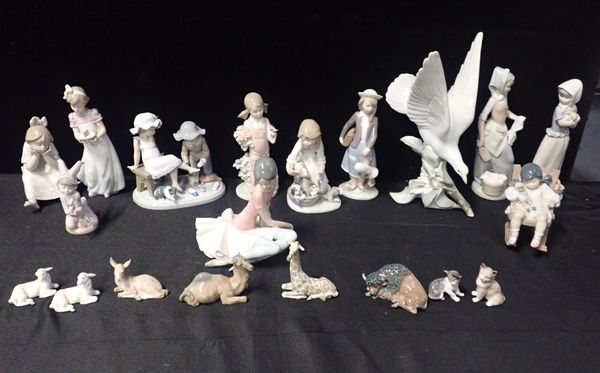 A COLLECTION OF LLADRO FIGURINES