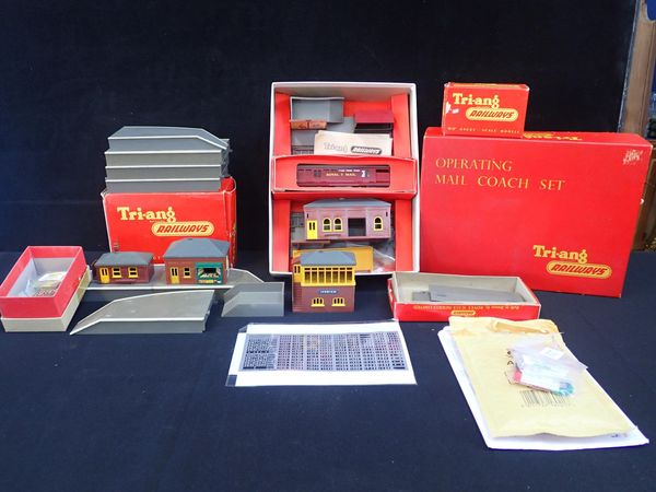 A COLLECTION OF TRIANG 00 GAUGE BUILDINGS AND ACCESSORIES