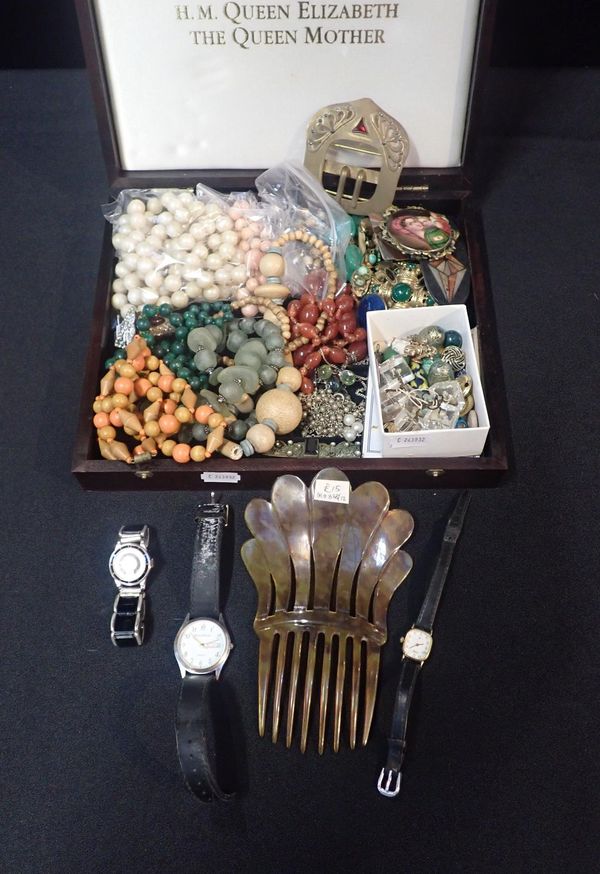 A MALACHITE NECKLACE