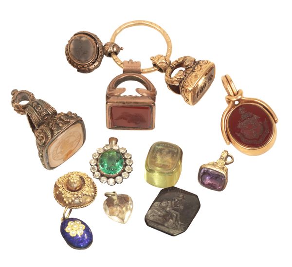 A COLLECTION OF ANTIQUE JEWELLERY