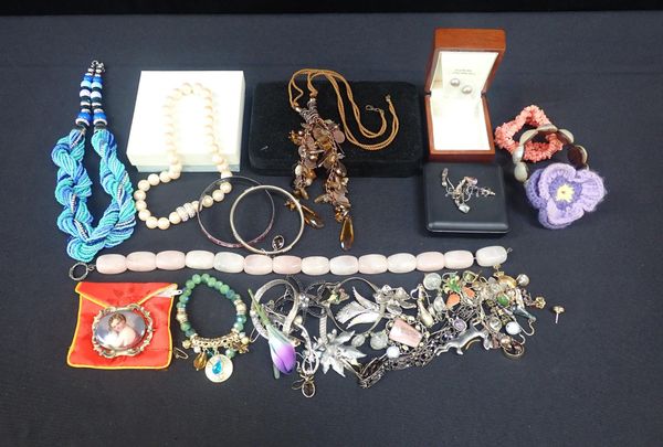 A COLLECTION OF COSTUME JEWELLERY