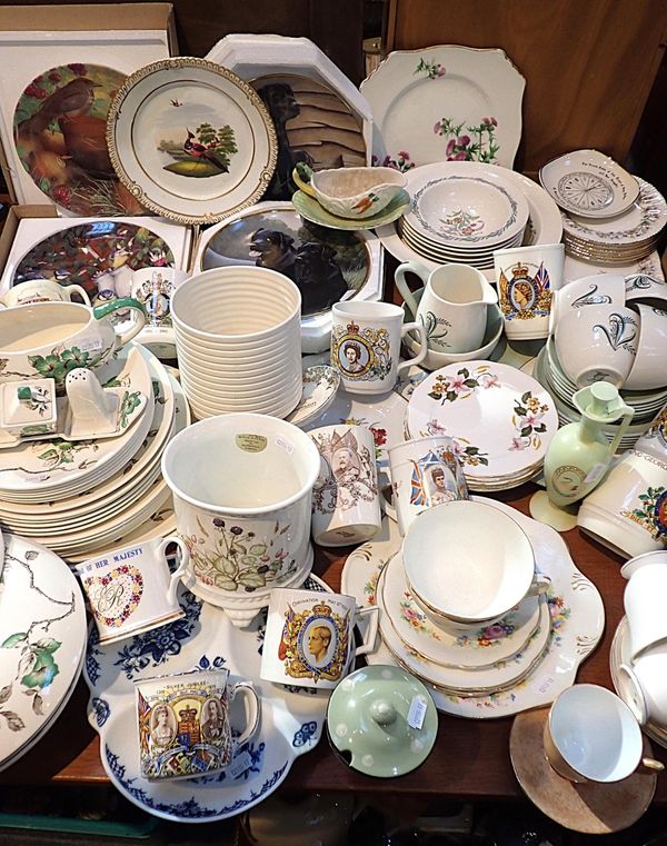 A COLLECTION OF TEA AND DINNER WARE