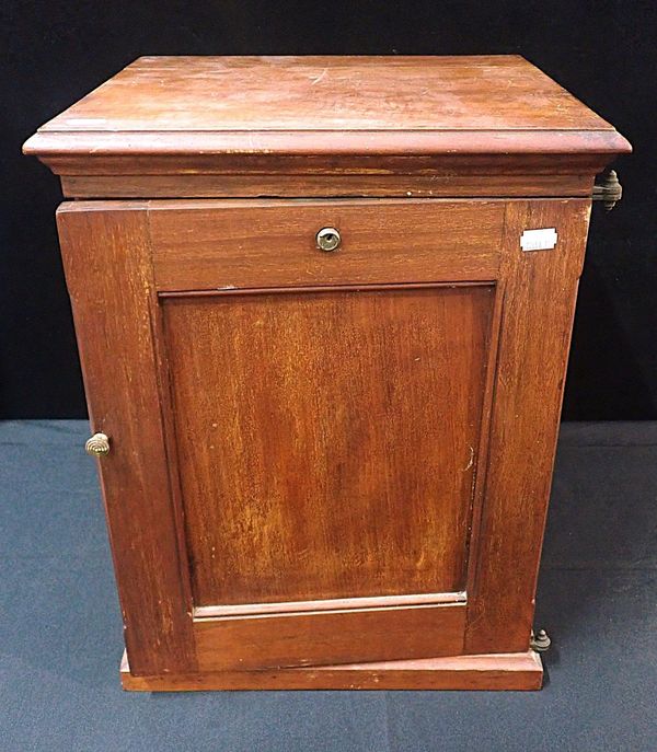 AN EARLY 20th CENTURY AMERICAN MAHOGANY DESK TOP FILING CABINET