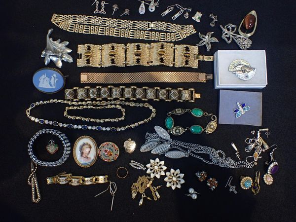 A QUANTITY OF COSTUME JEWELLERY