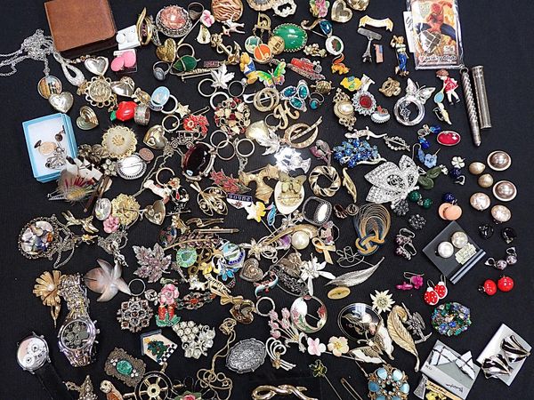 A QUANTITY OF COSTUME JEWELLERY