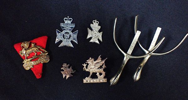 A HALLMARKED SILVER WESSEX REGIMENT BADGE, G &Co Ltd