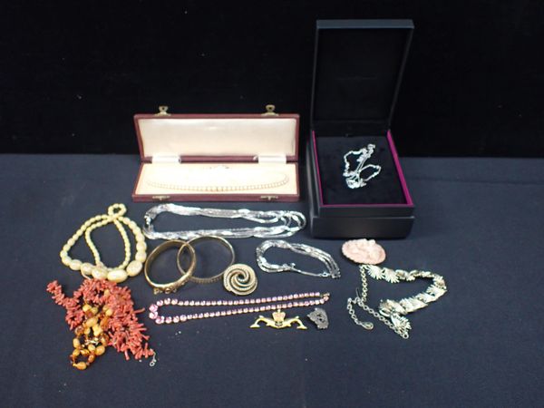 A COLLECTION OF COSTUME JEWELLERY