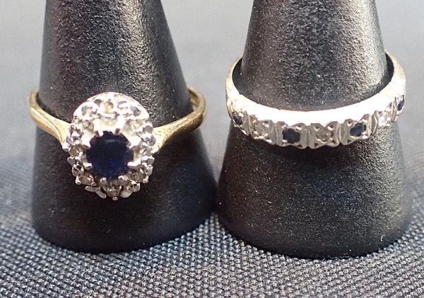A SAPPHIRE AND DIAMOND RING