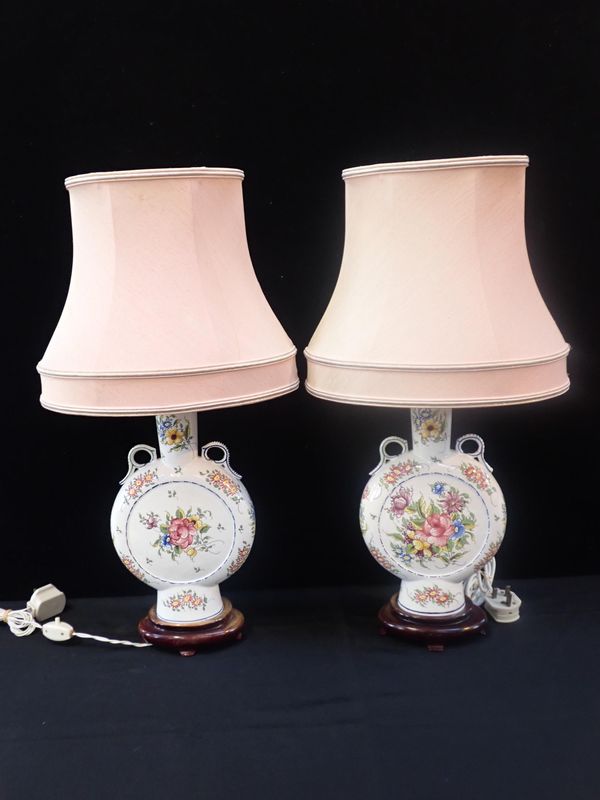 A PAIR OF CERAMIC TABLE LAMPS