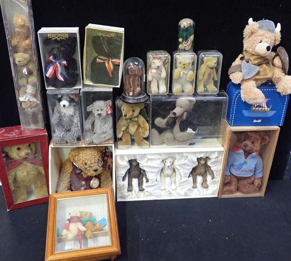 A QUANTITY OF MODERN COLLECTOR BEARS