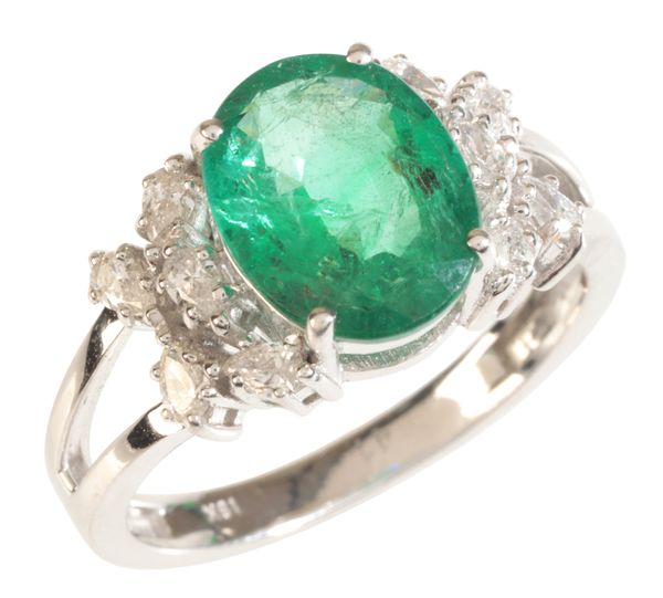 AN EMERALD AND DIAMOND CLUSTER RING