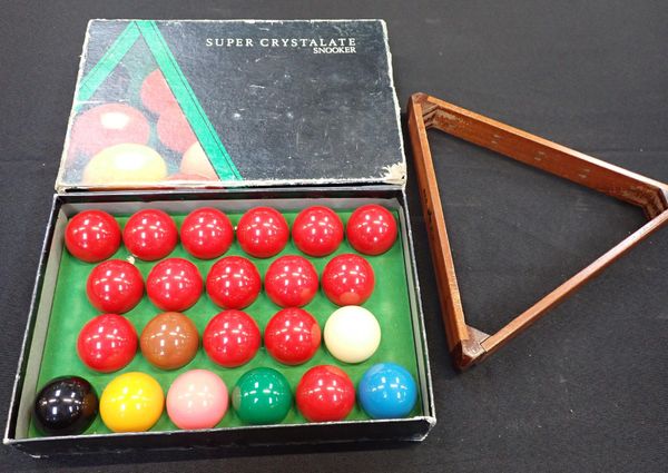 A SET OF 'SUPER CRYSTALATE' SNOOKER BALLS