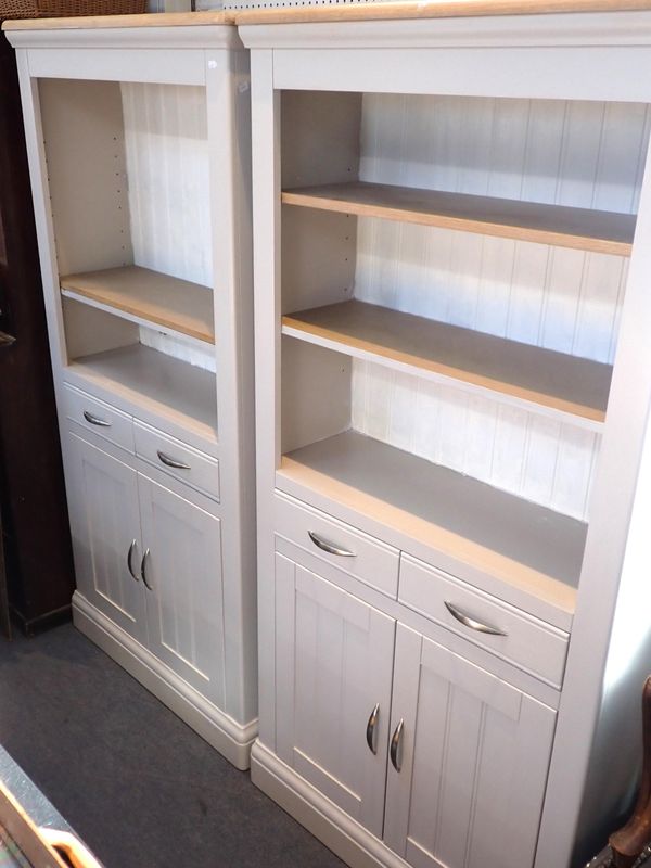 A PAIR OF MODERN PAINTED BOOKCASES
