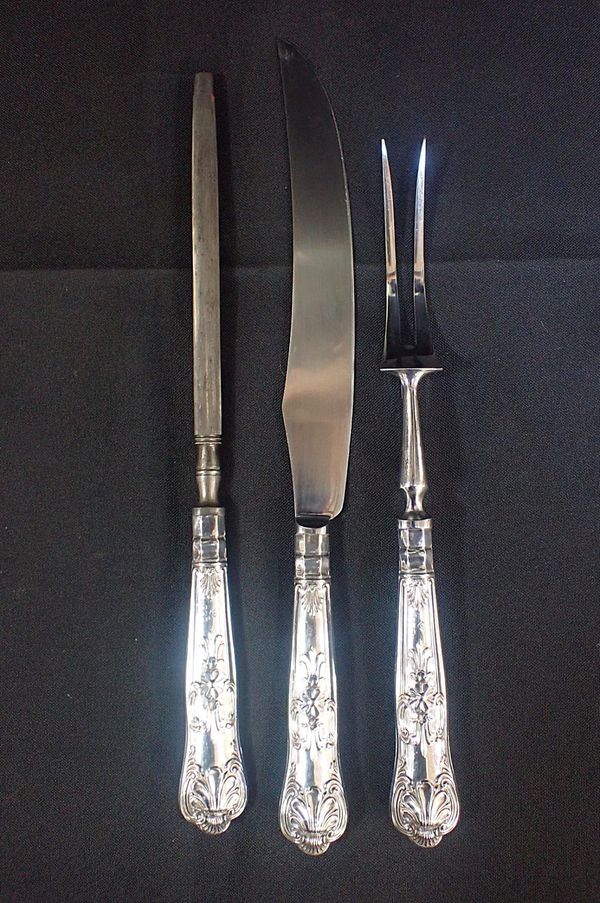 AN ELIZABETH II SILVER HANDLED 3 PIECE CARVING SET