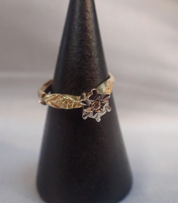 AN 18ct GOLD RING WITH ILLUSION SET STONE