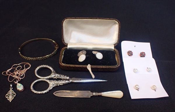 A PAIR OF WHITE METAL AND WHITE AGATE CUFFLINKS