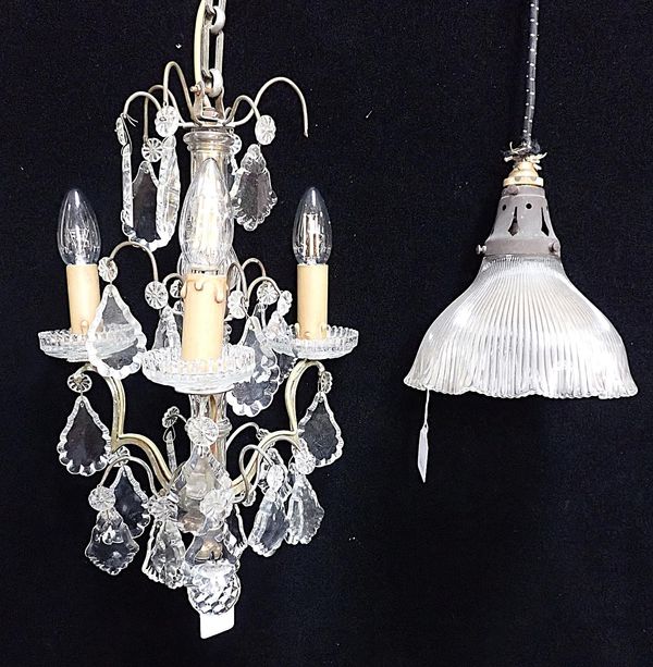 A SMALL THREE-LIGHT HALL CHANDELIER