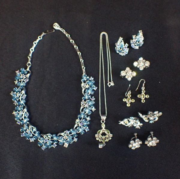A COLLECTION OF COSTUME JEWELLERY