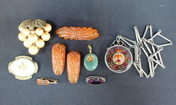 A COLLECTION OF COSTUME JEWELLERY