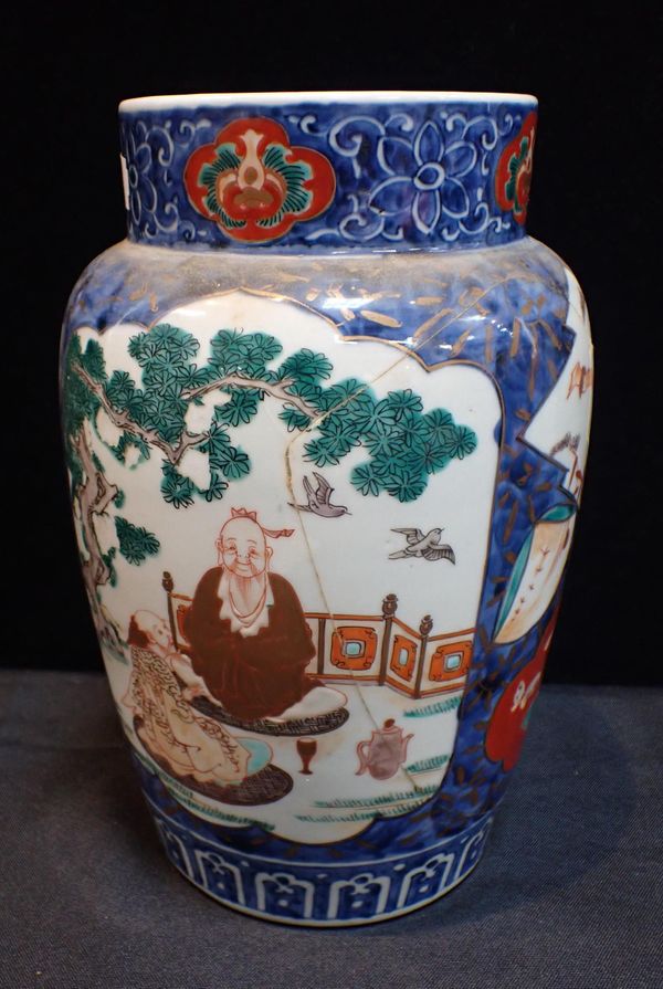 A JAPANESE VASE, IN UNDERGLAZE BLUE