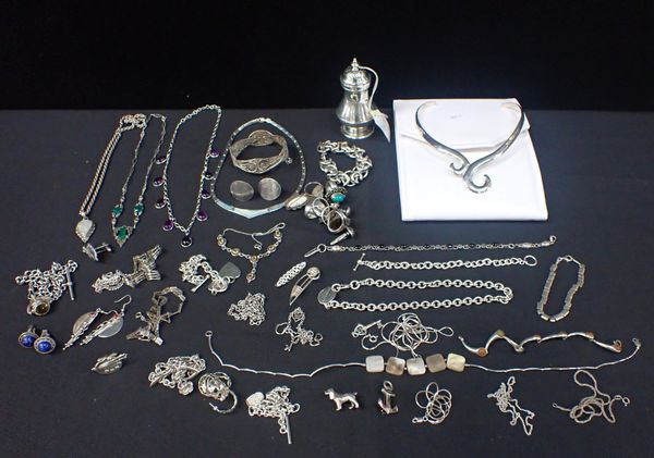 A LARGE COLLECTION OF SILVER JEWELLERY