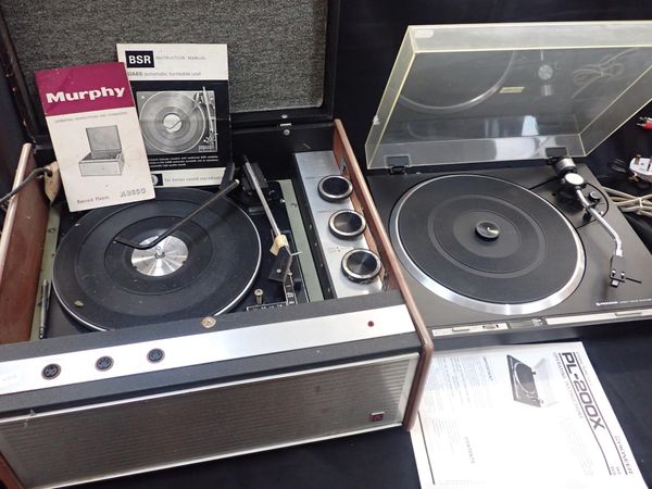 A PIONEER PL-200X TURNTABLE